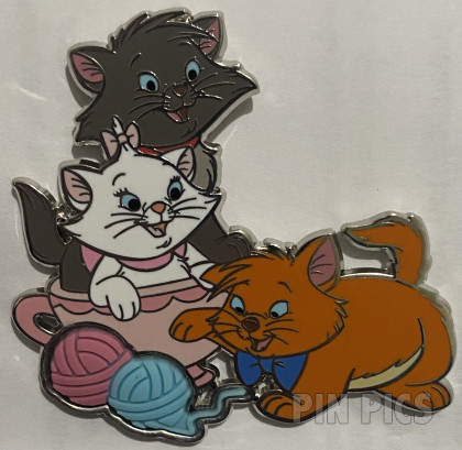Uncas - Berlioz, Marie and Toulouse - Aristocats - Playing with Yarn