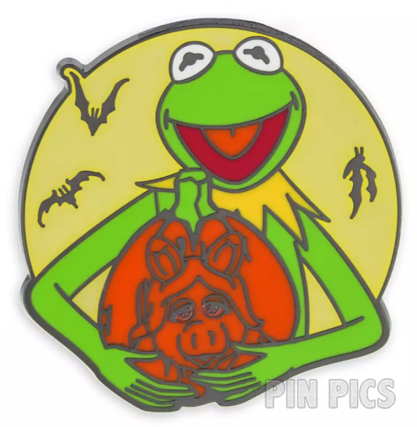 Kermit with Miss Piggy Pumpkin - Muppets Halloween 2024 Booster - Mickey Mouse Family Collection - Glow in the Dark