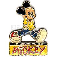 Le journal de Mickey - Mickey with his hands in his pockets.