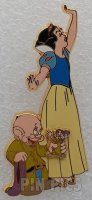 WDW - Snow White and Dopey - Dopey Holding Pin of Himself - Mickey's Super Star Trading Team 2003