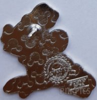 WDW - Mickey and Minnie Kissing - Minnie Only