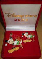 DS - Cast Exclusive - Christmas 2005 - Mickey with christmas present (Pin & Keyring Set)