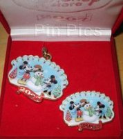 DS - Cast Exclusive - Christmas 2007 - Mickey and Minnie dressing a snowman (Pin & Keyring Set)