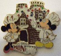 DCL - Disney Wonder Gingerbread House w/Mickey & Minnie