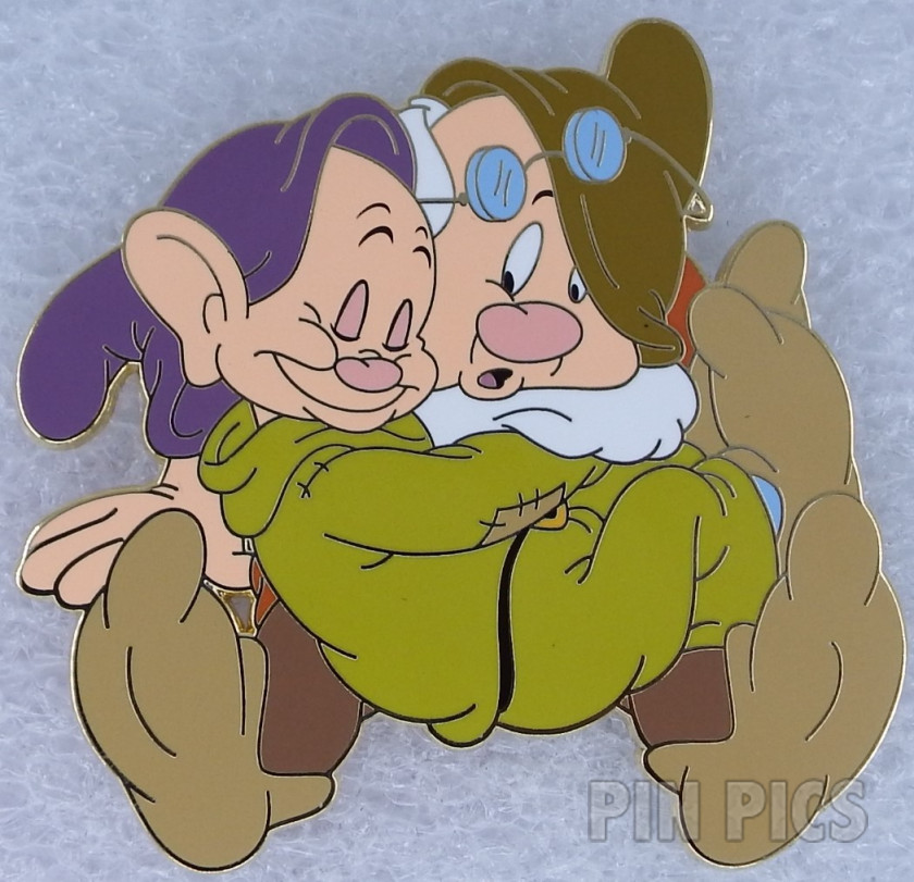 PP166689 - WDCS - Doc and Dopey - Hugs are the Best - D23 Expo