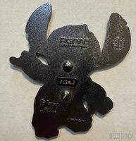 FiGPiN - Stitch - 946 - Waving and Wearing Flowered Shorts - D23 Expo 2022 Exclusive