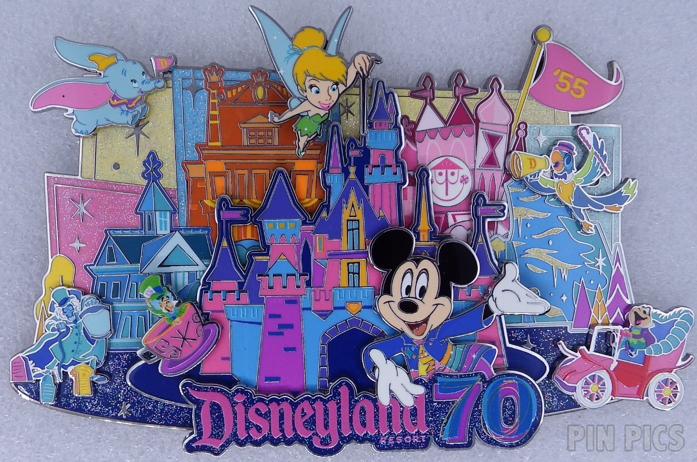 ディズニーランド 70周年 ピンバッジ Disneyland 70th Pin Closer look at the Mickey & Friends Disneyland 70th